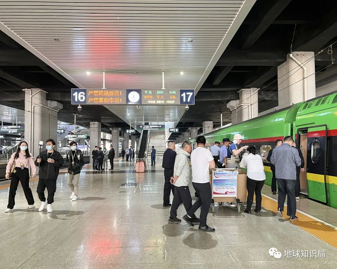 刚刚,中国火车飞进老挝首都!