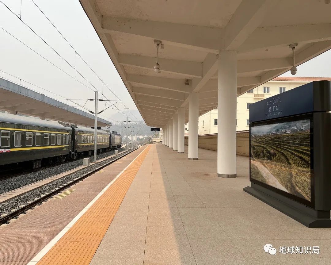 刚刚,中国火车飞进老挝首都!