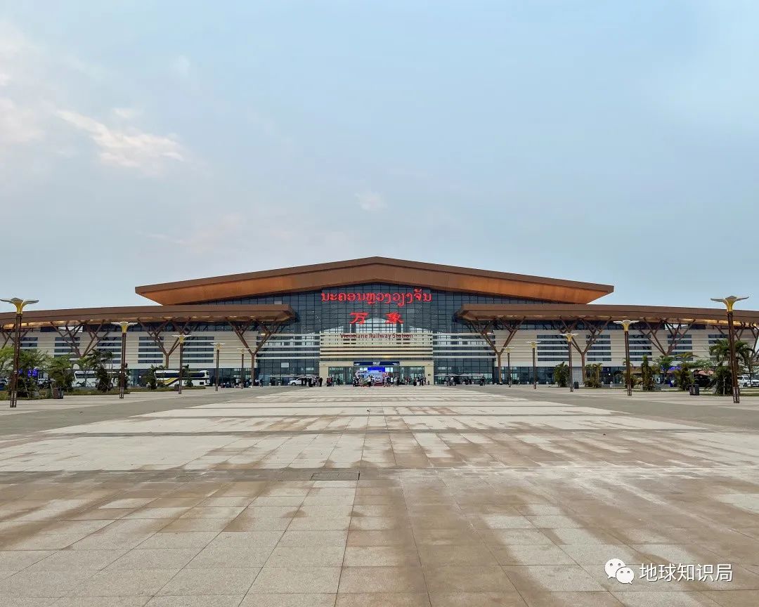 刚刚,中国火车飞进老挝首都!