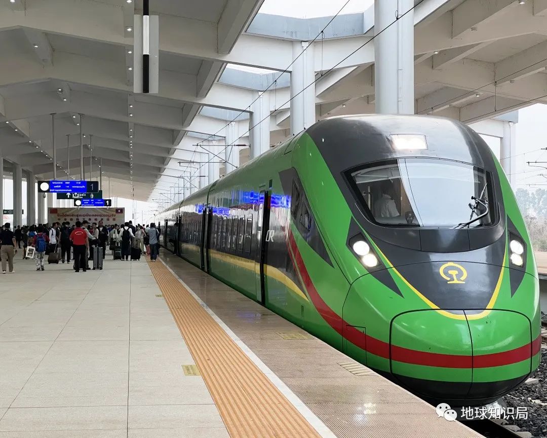 刚刚,中国火车飞进老挝首都!