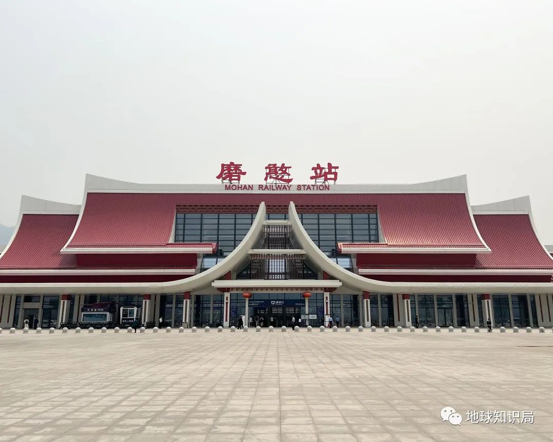 刚刚,中国火车飞进老挝首都!