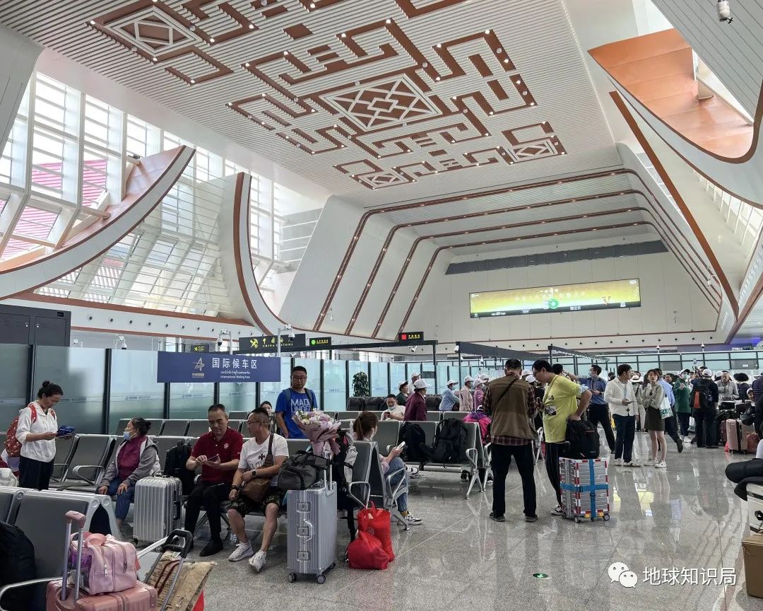 刚刚,中国火车飞进老挝首都!