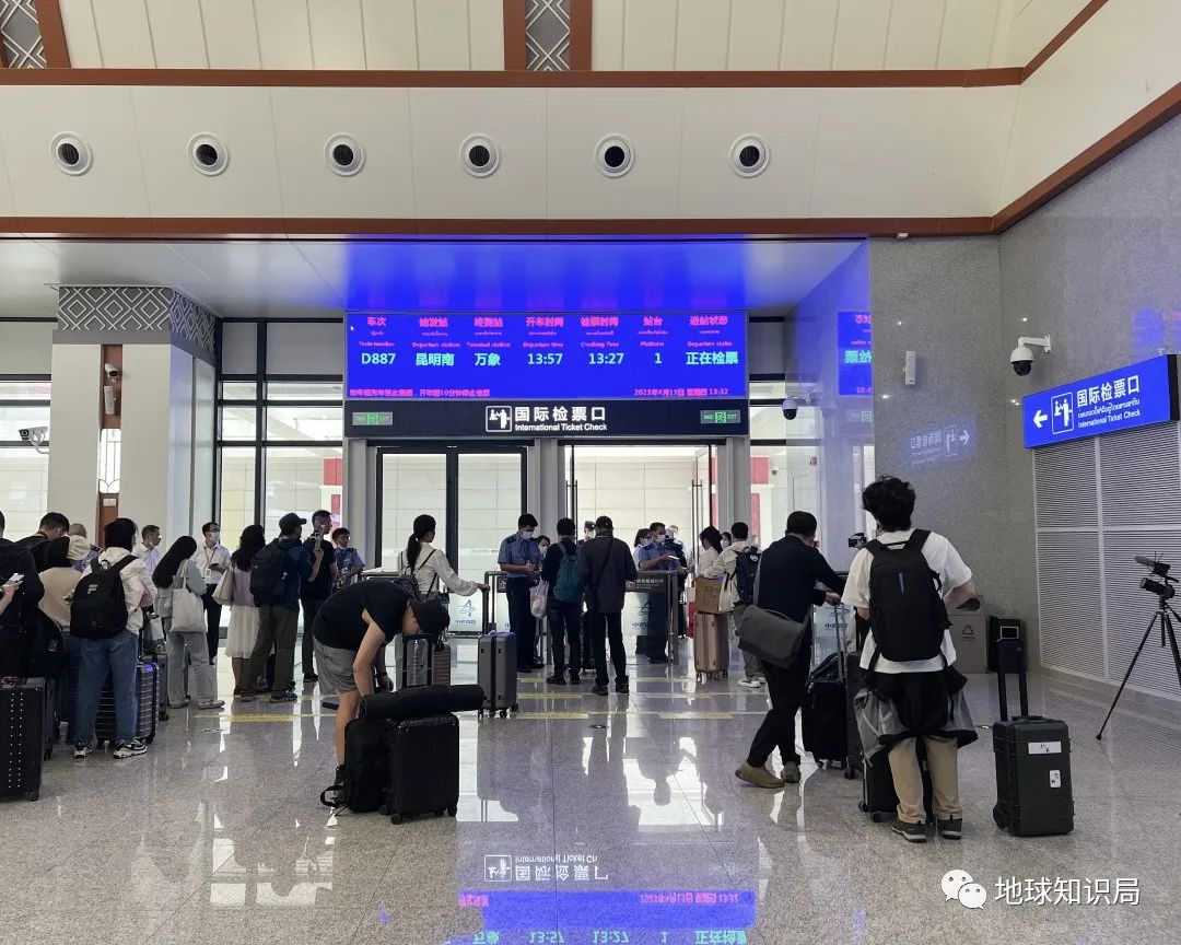 刚刚,中国火车飞进老挝首都!