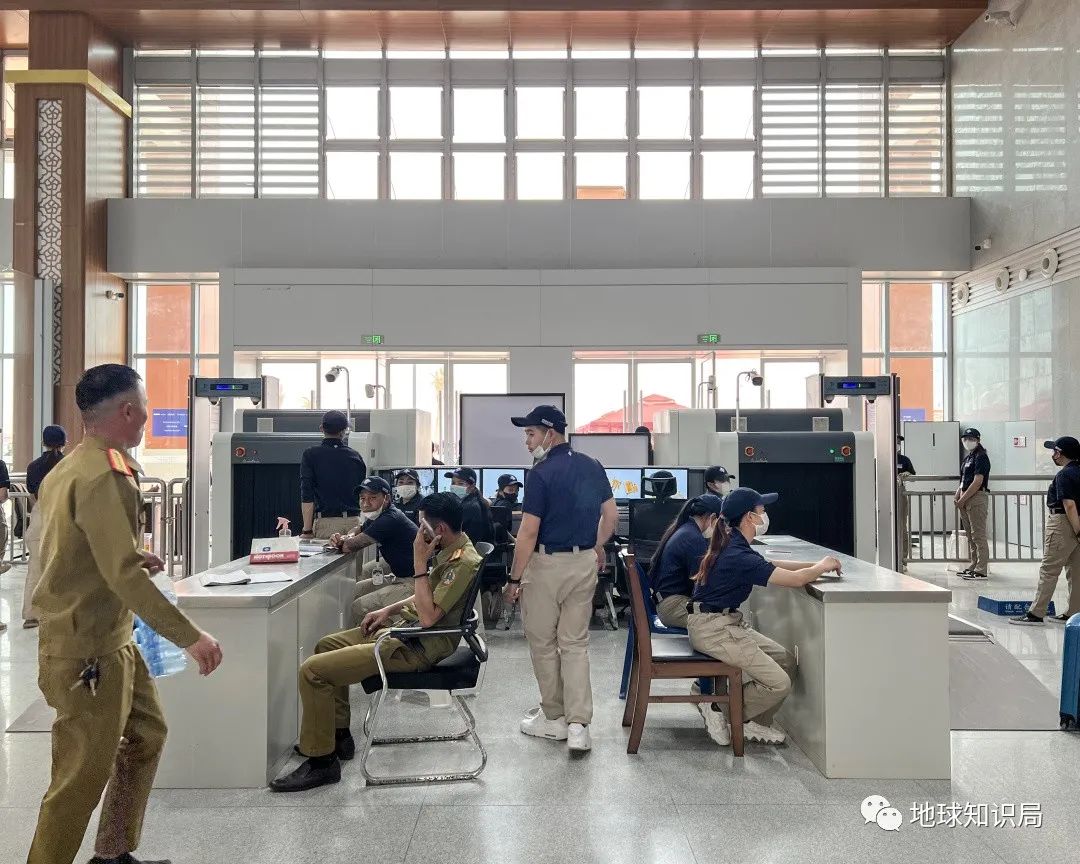 刚刚,中国火车飞进老挝首都!