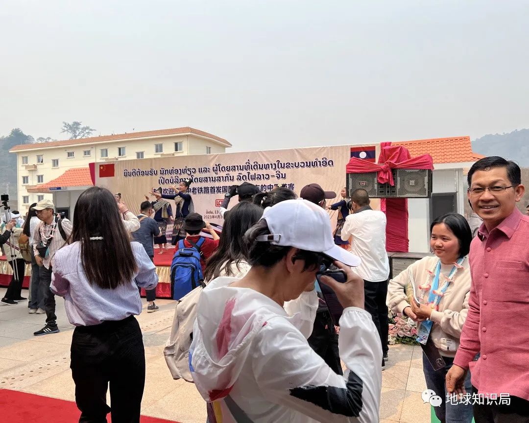 刚刚,中国火车飞进老挝首都!