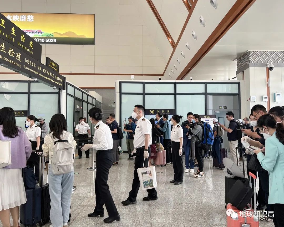 刚刚,中国火车飞进老挝首都!