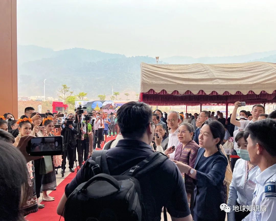 刚刚,中国火车飞进老挝首都!