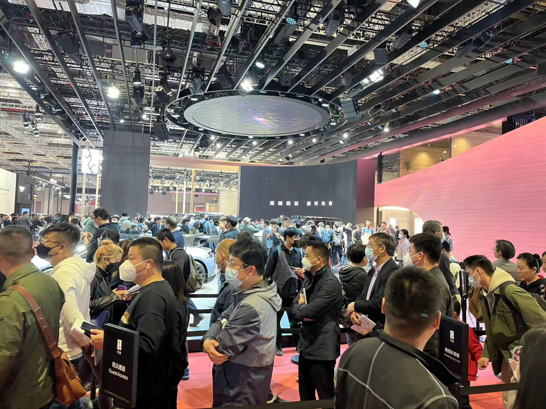 今天我去了宝马mini的展台……