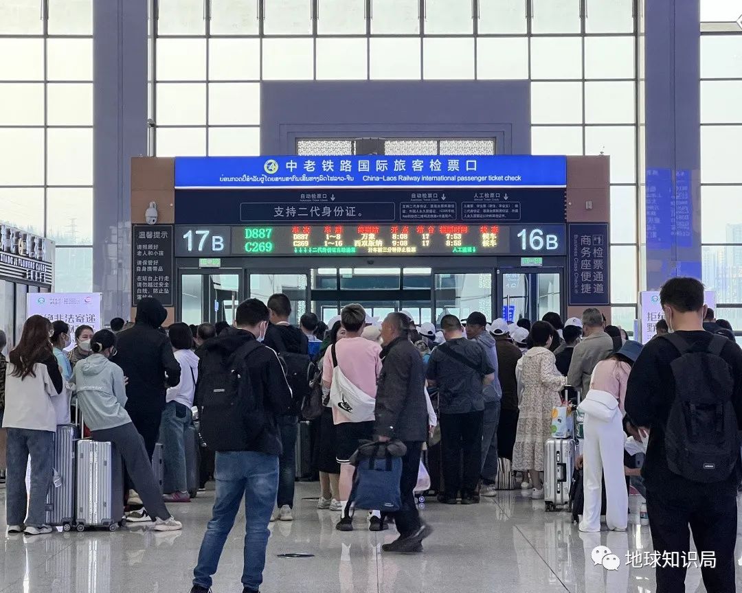 刚刚,中国火车飞进老挝首都!