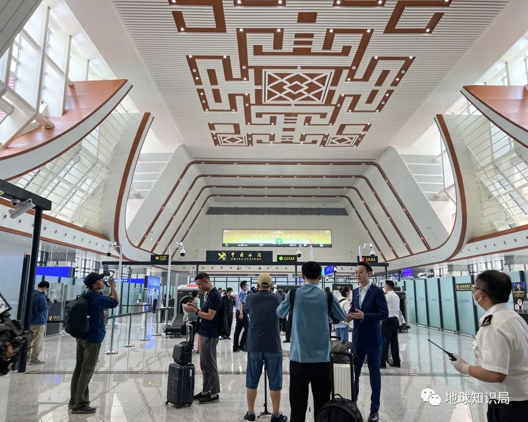 刚刚,中国火车飞进老挝首都!