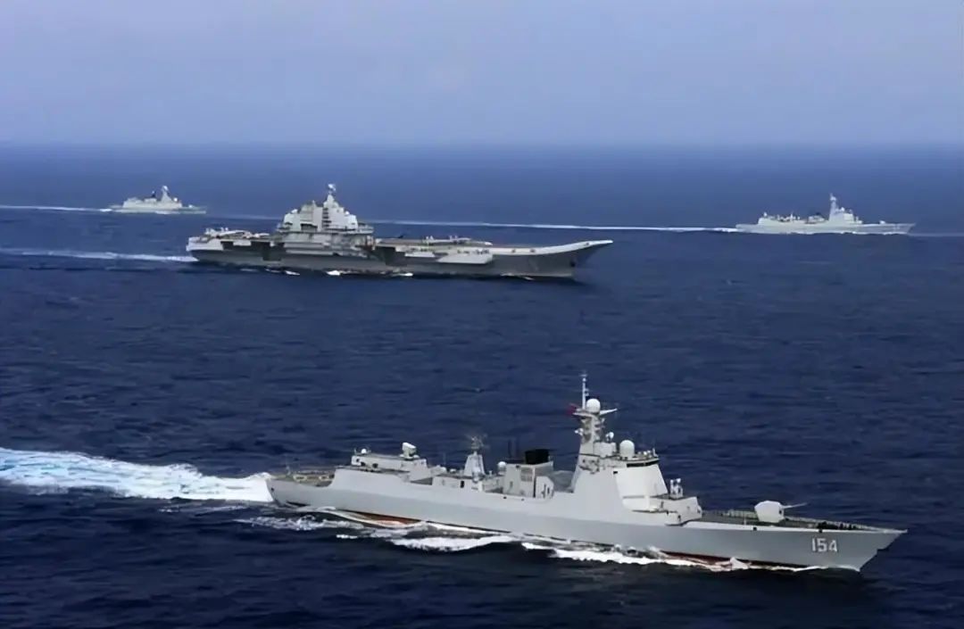 关岛附近海域，山东舰率4艘战舰现身！