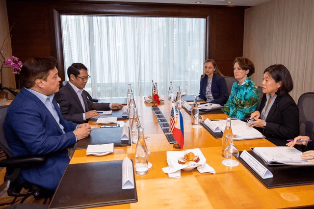 秦刚今天启程出访,信息量很大!