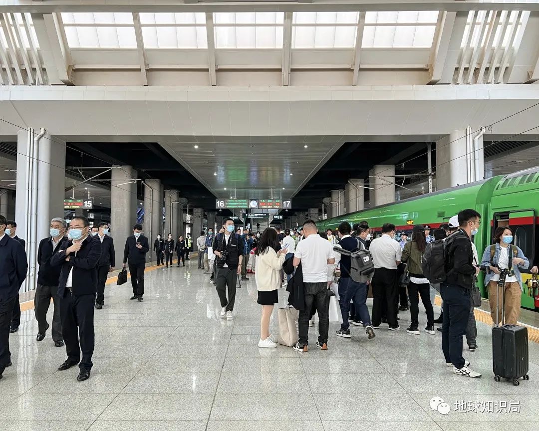 刚刚,中国火车飞进老挝首都!