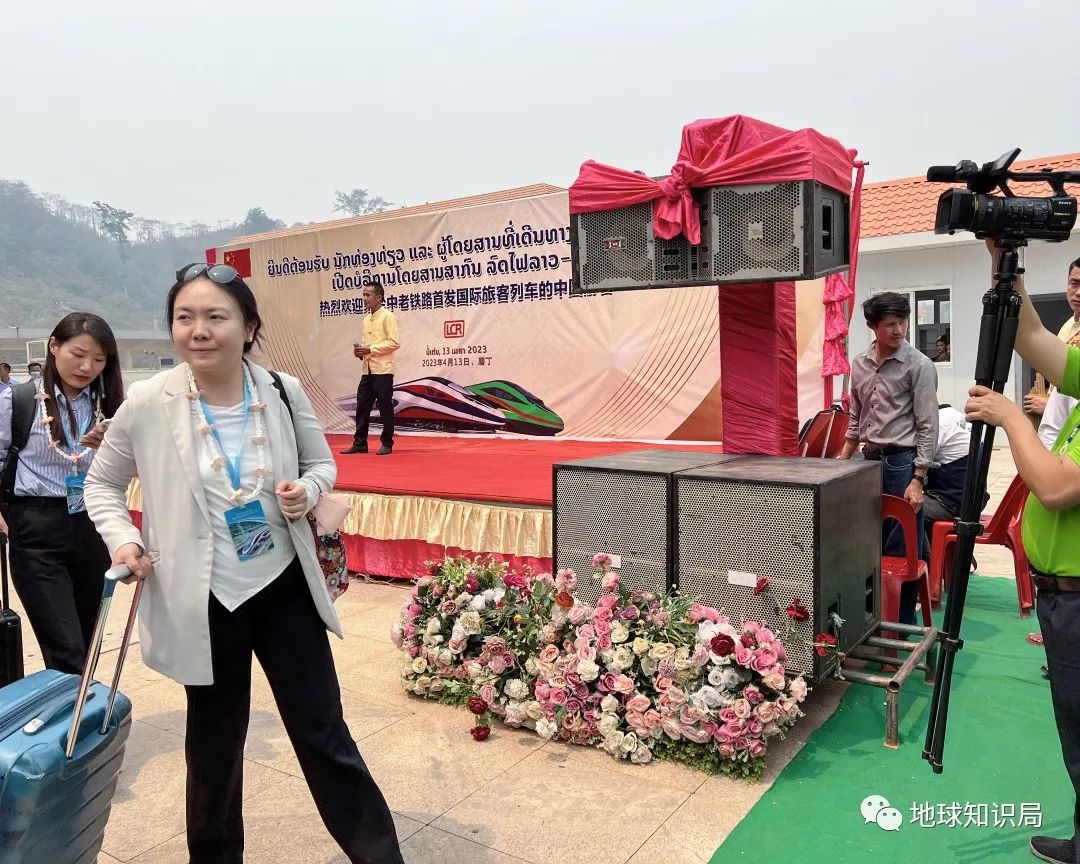 刚刚,中国火车飞进老挝首都!