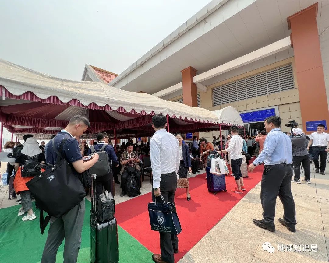 刚刚,中国火车飞进老挝首都!