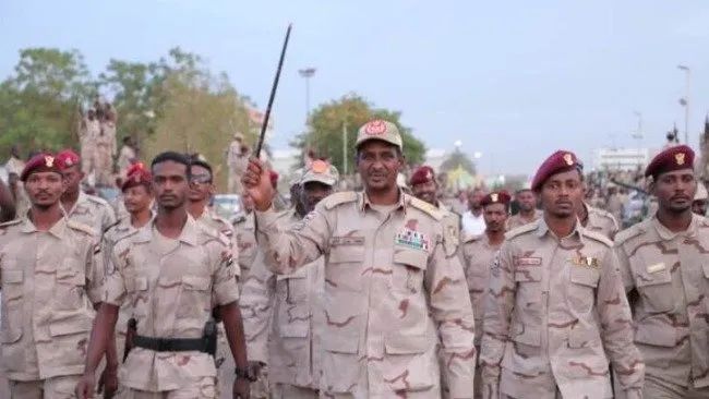 前哨站|从骆驼贩子到割据军阀 “苏丹小吕布”为何再挑战端?