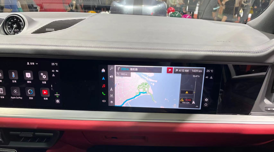 今天我去了宝马mini的展台……