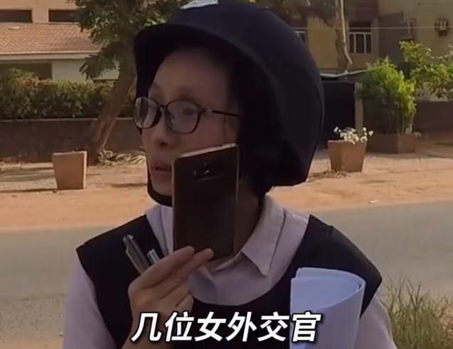 中国女外交官冲在一线,美国关闭使馆70名外交官先跑!