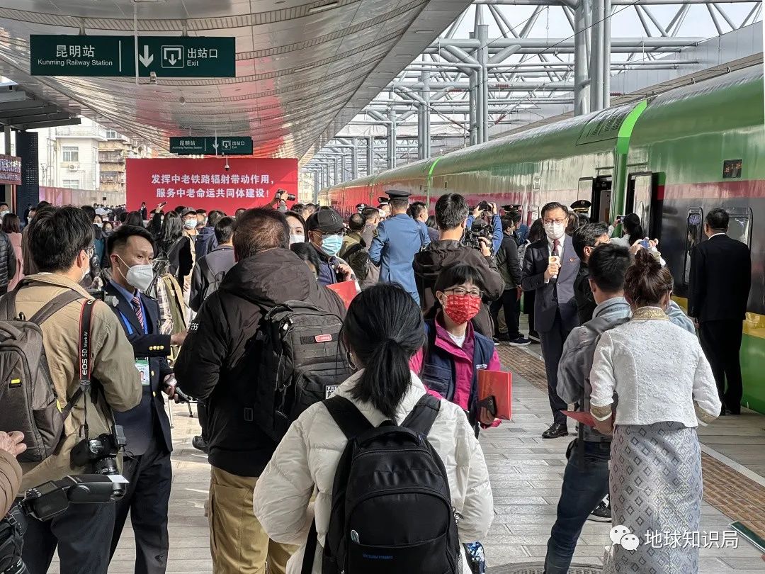 刚刚,中国火车飞进老挝首都!