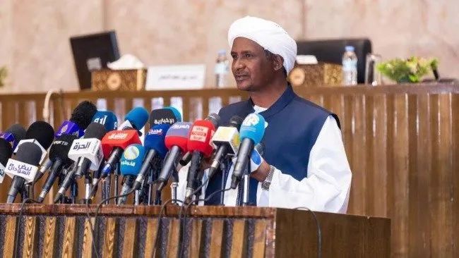 前哨站|从骆驼贩子到割据军阀 “苏丹小吕布”为何再挑战端?