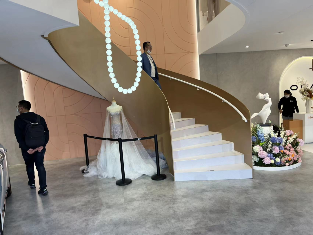 今天我去了宝马mini的展台……