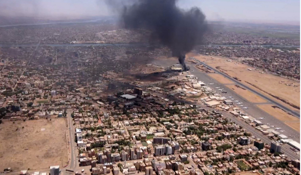 中国女外交官冲在一线,美国关闭使馆70名外交官先跑!