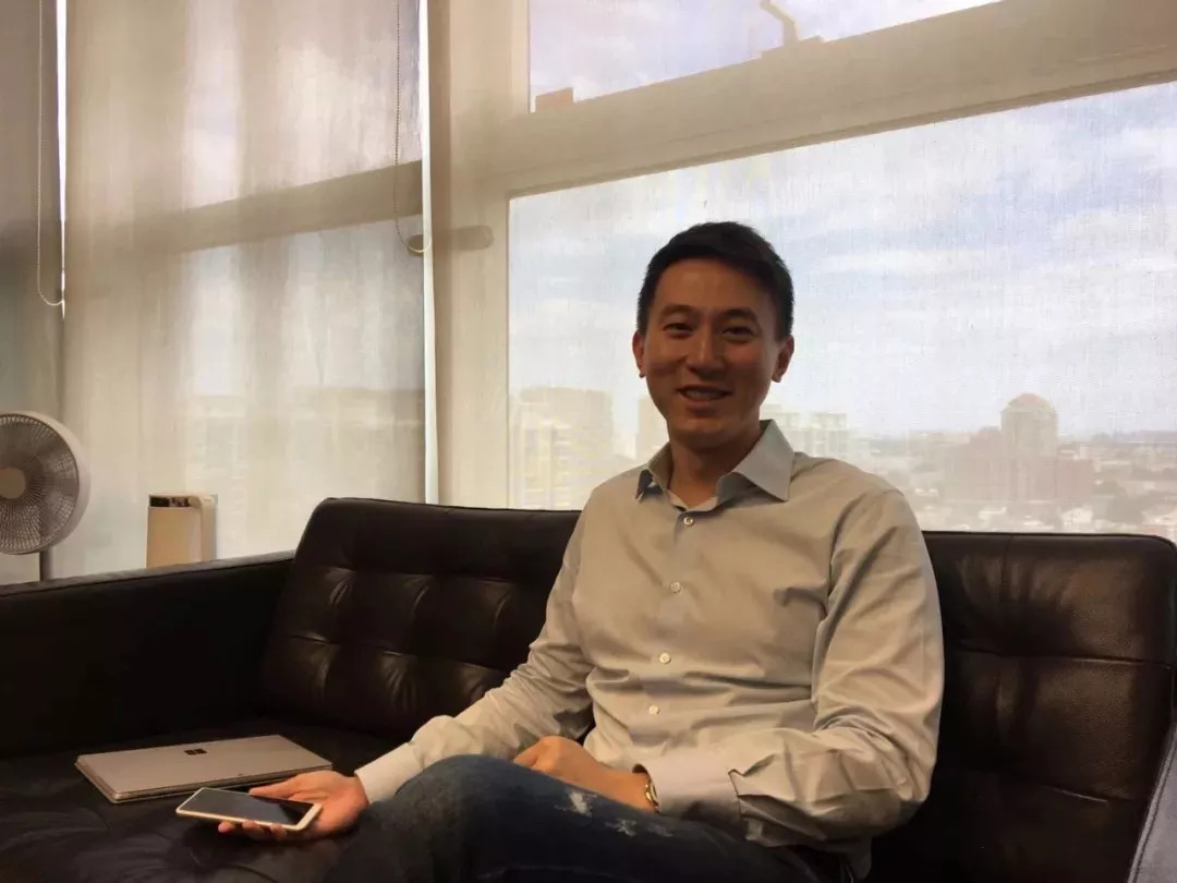 在美国“舌战群魔”的80后,帅爆了