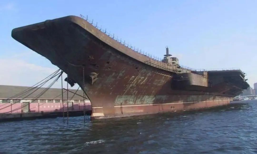 辽宁舰曝20年前老照片,12个垂发未拆清晰可见,历经艰险抵达中国