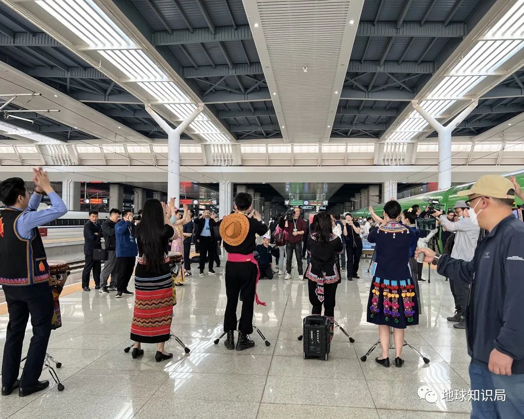 刚刚,中国火车飞进老挝首都!