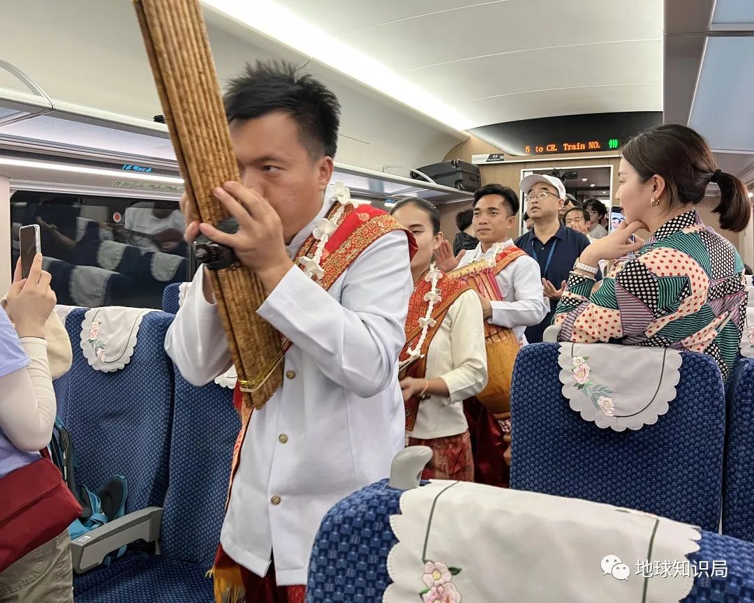 刚刚，中国火车飞进老挝首都！
