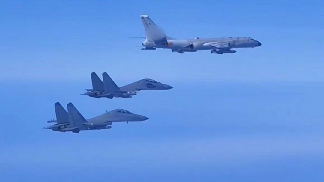 轰6飞抵台岛上空!首次开启火控锁定发射实弹,震慑台独再次升级