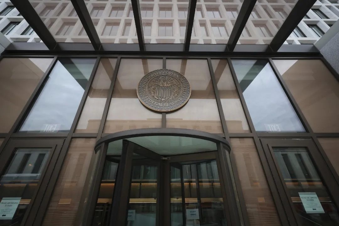 美国又一银行倒闭!美联储怎么办?中国受影响大吗?