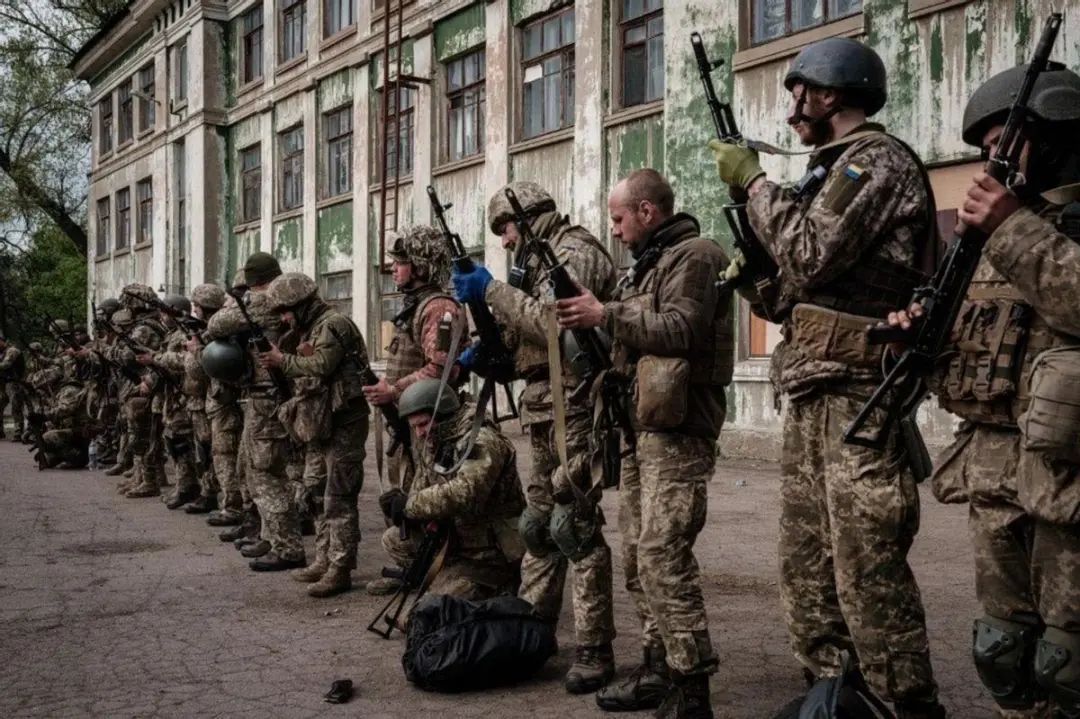 乌军又闹大乌龙:首都上空击落自家无人机,残骸砸进商店引发大火