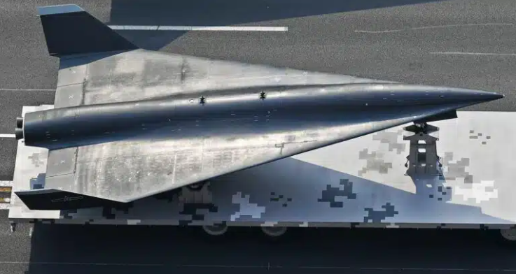 卫星在台海一线发现新动静：2架黑色飞翼式新机，助力我军反航母