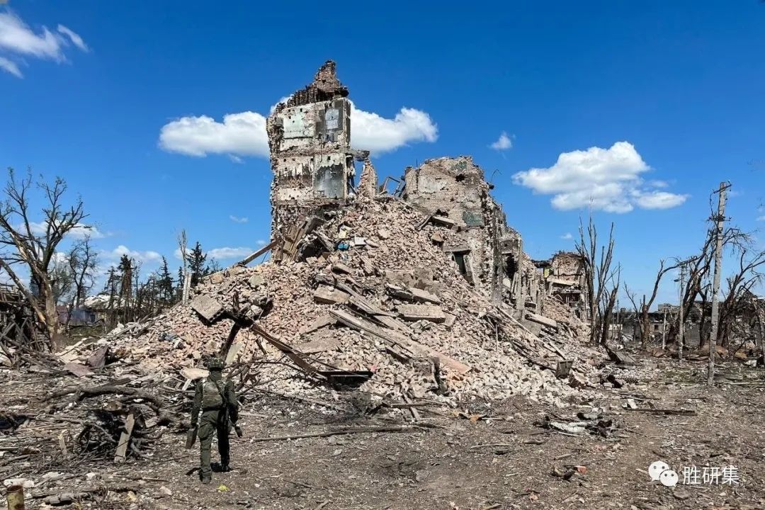 踩着废墟拿下多米诺,滑翔炸弹成制胜法宝!