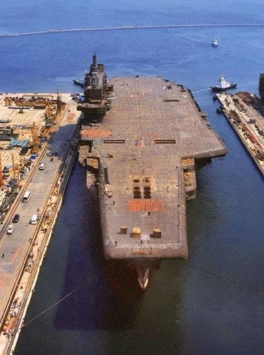 辽宁舰曝20年前老照片，12个垂发未拆清晰可见，历经艰险抵达中国