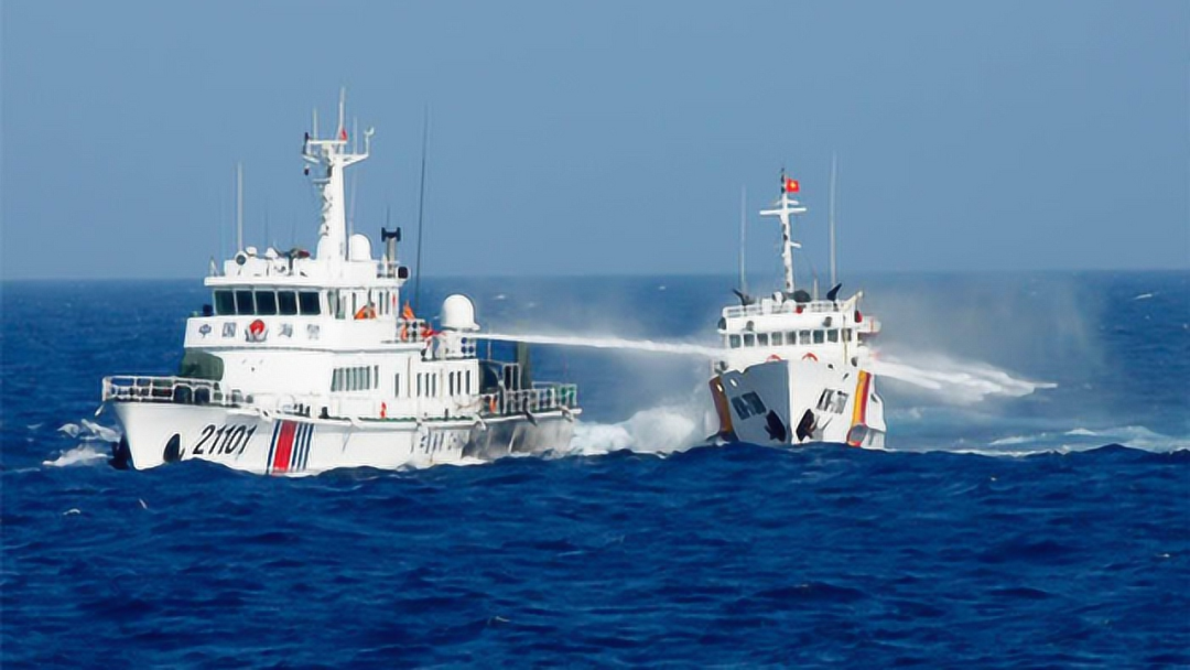 中国南海“碰碰船”为什么越来越大了？高挂Z字旗，054A导弹海警船？