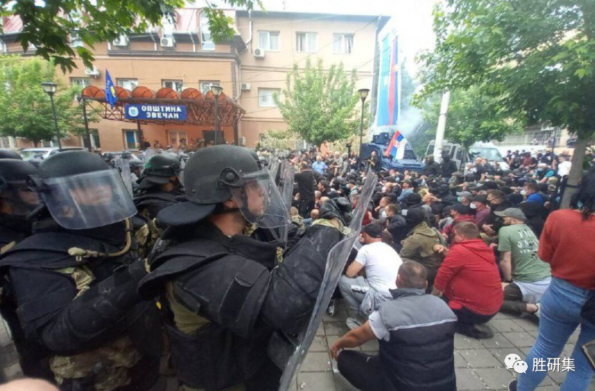 科索沃,北约大兵被胖揍!