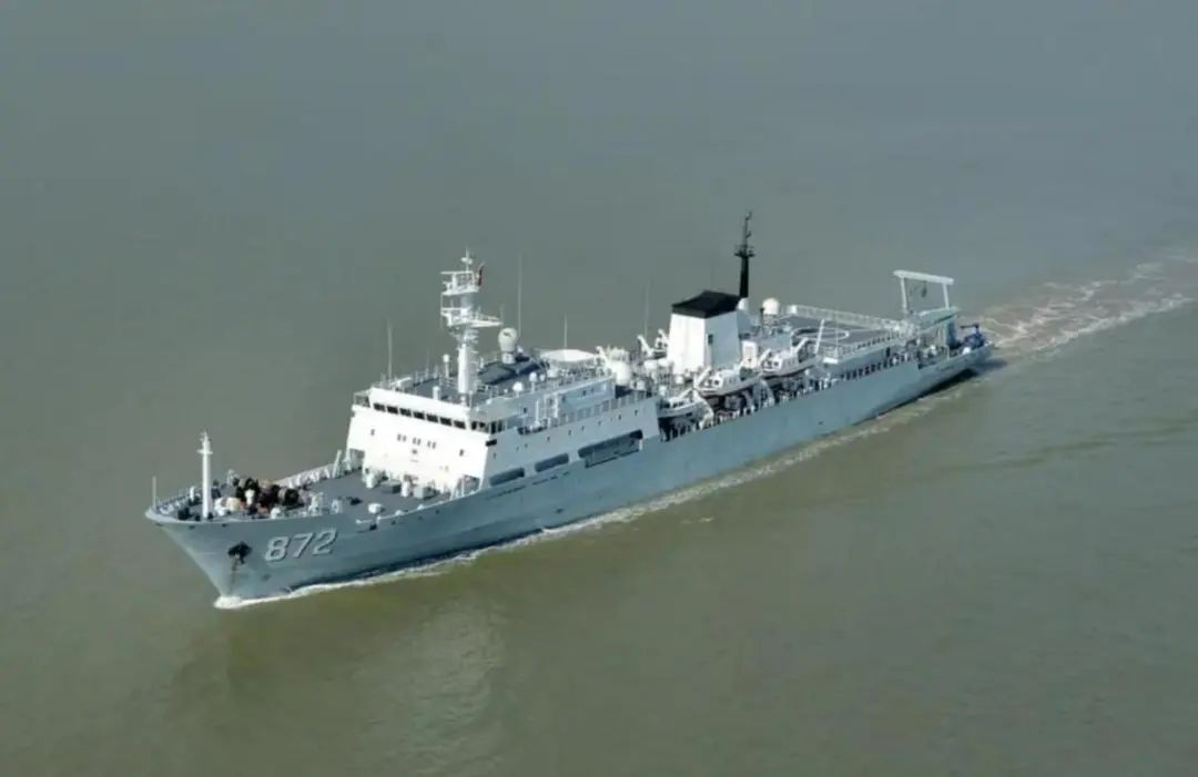 一艘中国战舰，突然出现在北约的大后方，背后的信号威慑力十足