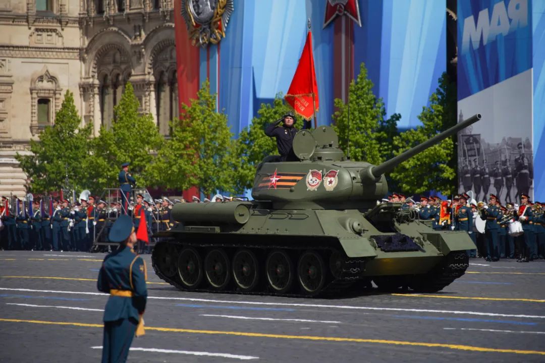 俄罗斯坦克迷雾：红场上只有一辆，前线有多少？