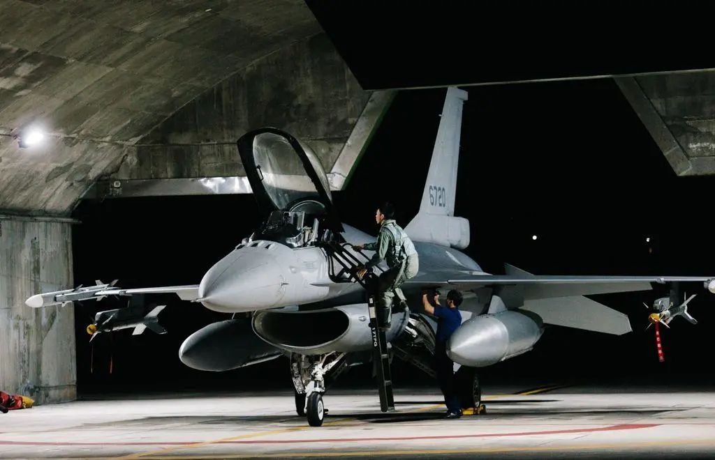 拜登特使刚收到访华邀请，美方就爆出拖延对台出售F-16V！什么信号？