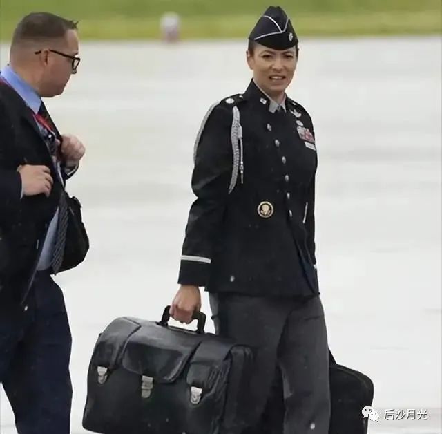 美国送给日本两颗原子弹的决策内情