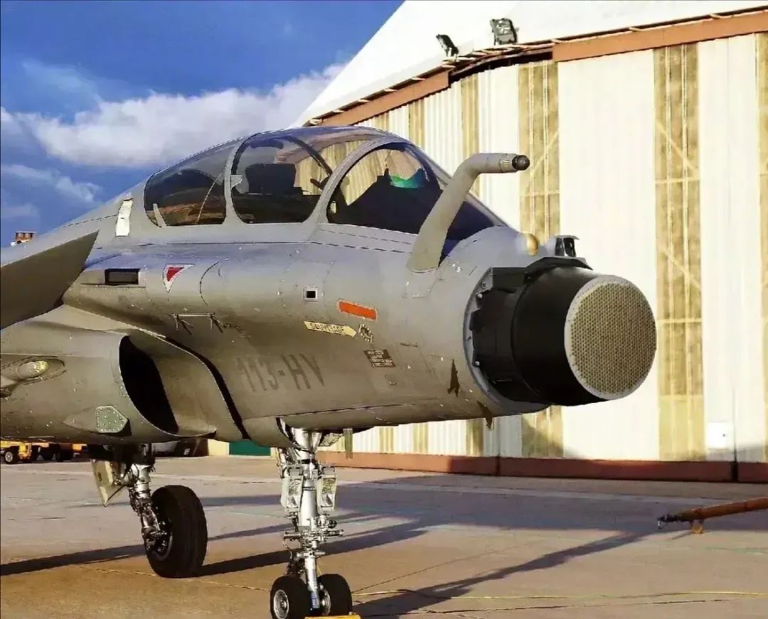 枭龙亮出最强打击火力,10个挂架“野兽模式”,9枚导弹纵横四海