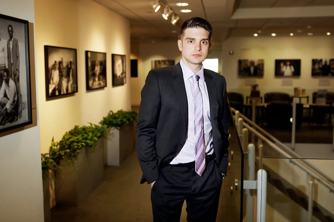 38岁“花花公子”,接掌千亿帝国