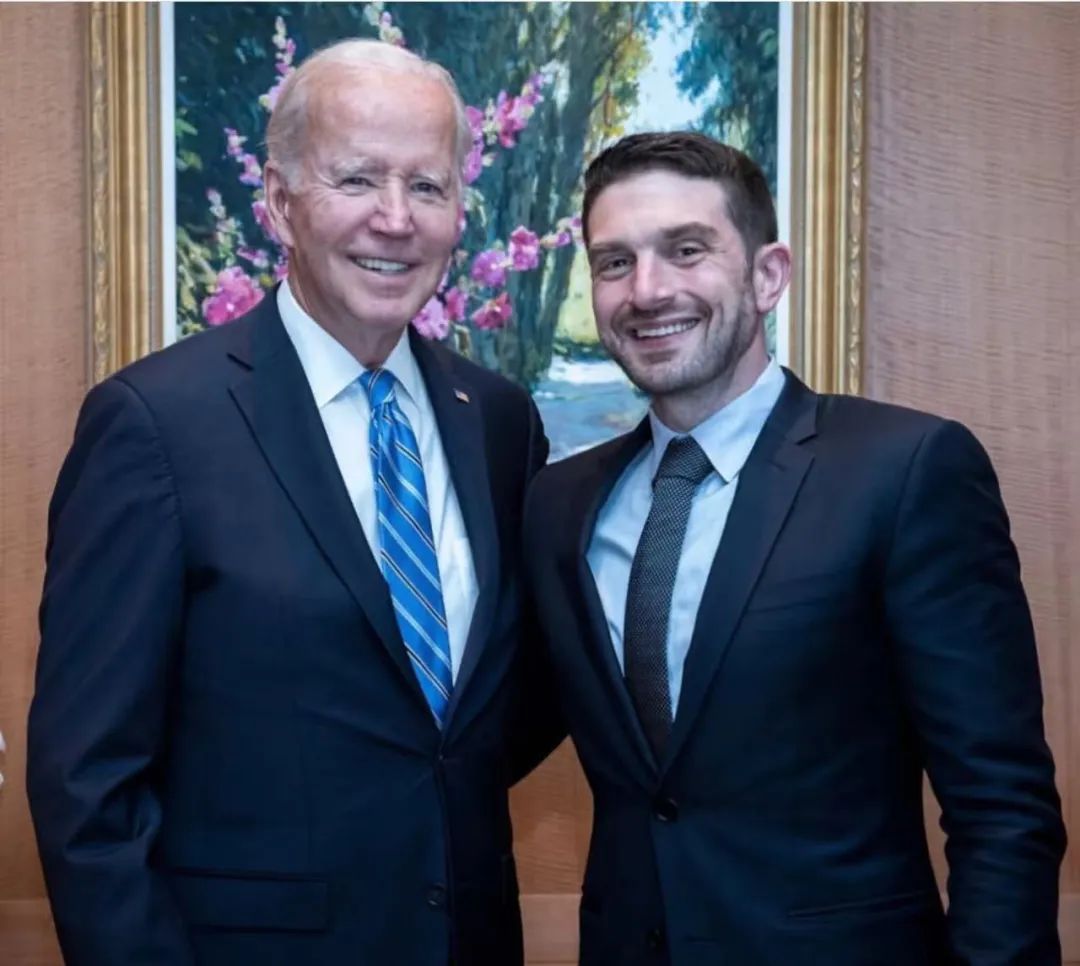 38岁“花花公子”,接掌千亿帝国