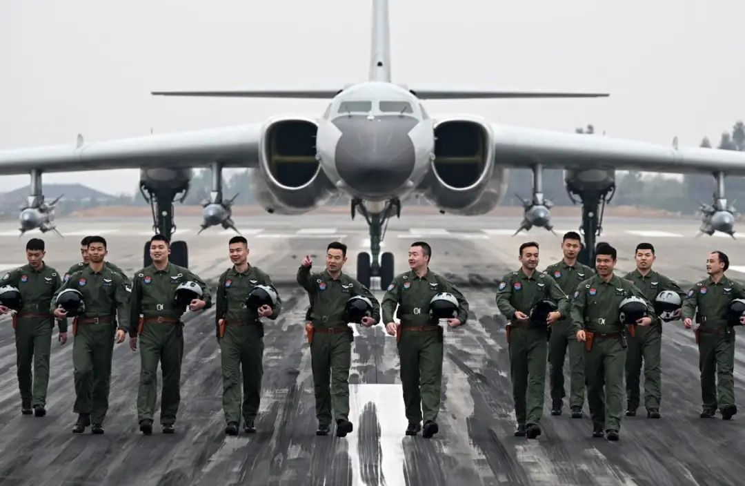 轰-6K突然俯冲,进入掠海模式,光电系统紧紧锁住,对抗中解放军大获全胜