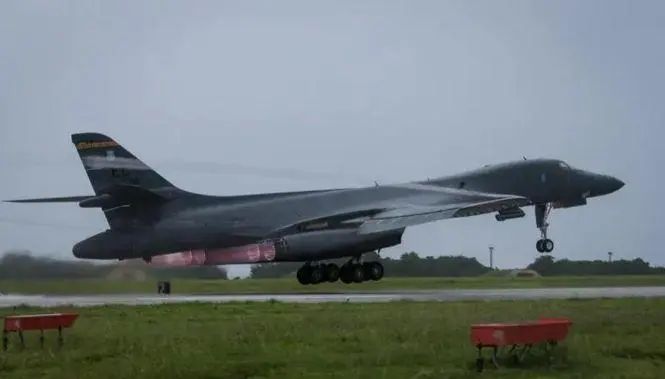 美国战略轰炸机又遭俄军拦截!美俄正面交火,只差一点契机