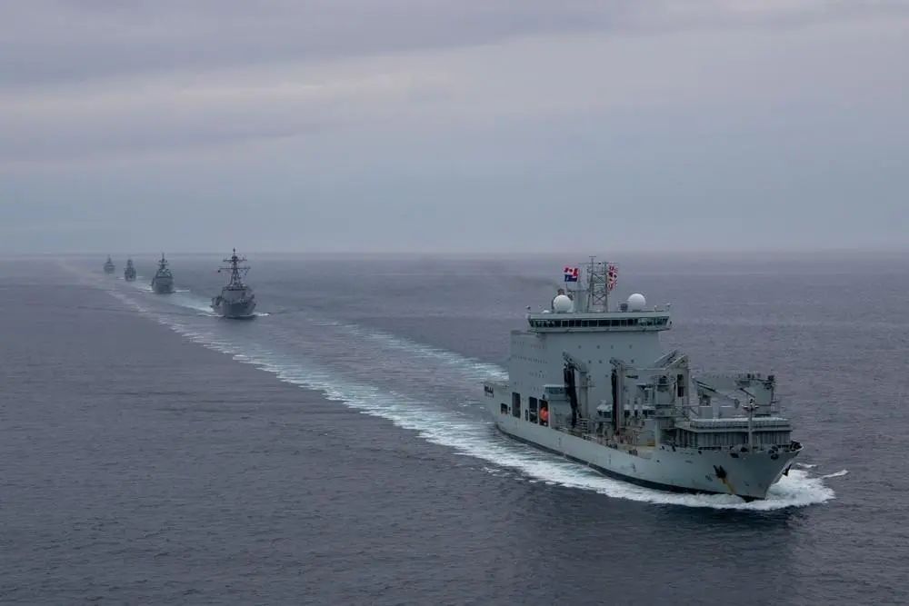 中国052C四舰编队,强行插入美日舰队