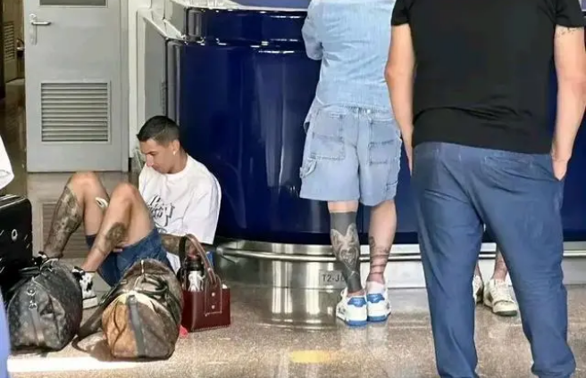 球王梅西机场滞留两小时,我们需要反思么?