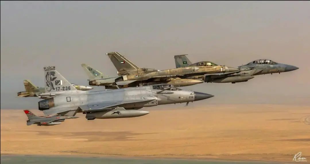 枭龙亮出最强打击火力,10个挂架“野兽模式”,9枚导弹纵横四海